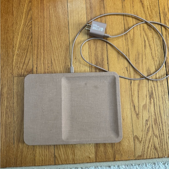 Courant Catch 3 Belgium Linen Wireless Charging Station - Picture 8 of 11